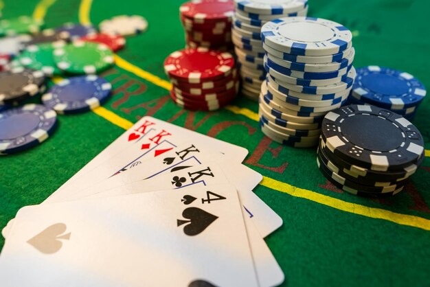 to88 Three Card Poker live-dealer table showing ante, raise, and play buttons